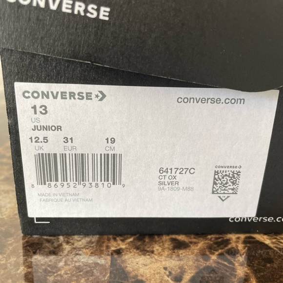 New never worn Converse - Picture 6 of 6